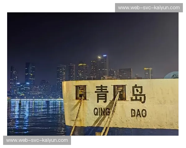 泡沫与烈火的博弈：当青岛的咸味海风，撞上成都的滚烫红油